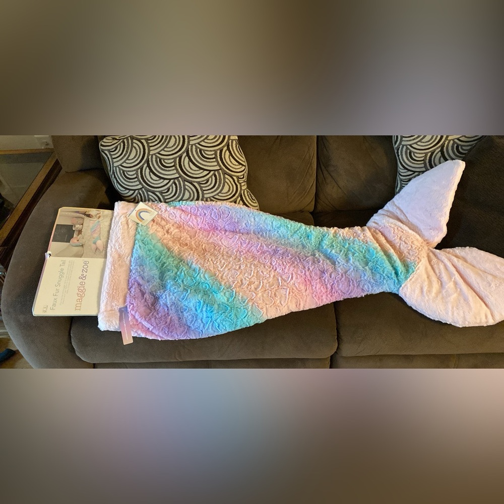 Maggie & Zoe Pastel Snuggle Tail Blanket